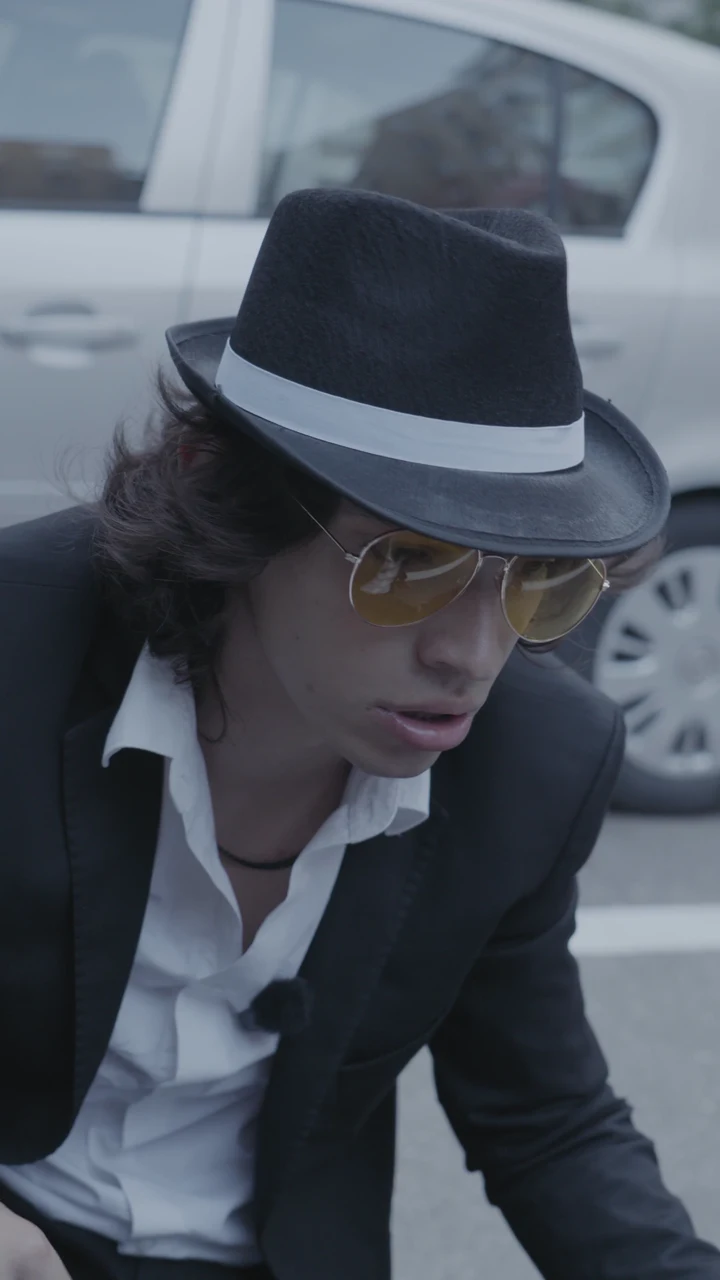 Cadru dintr-o producție premium Newark — actor în costum și pălărie, filmare pe stradă