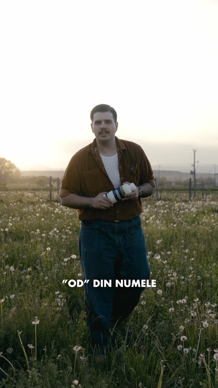 Clip short filmat în exterior, pe câmp, cu prezentator