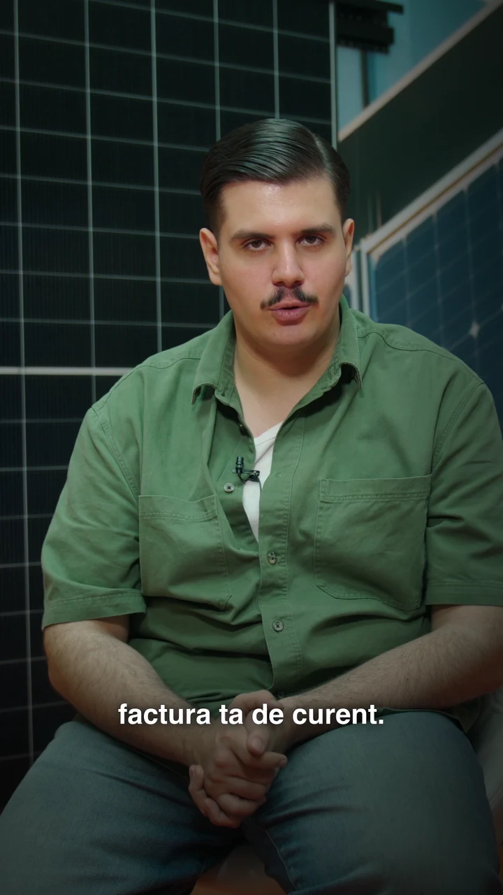 Clip short cu prezentator, filmat pe fundal verde-închis